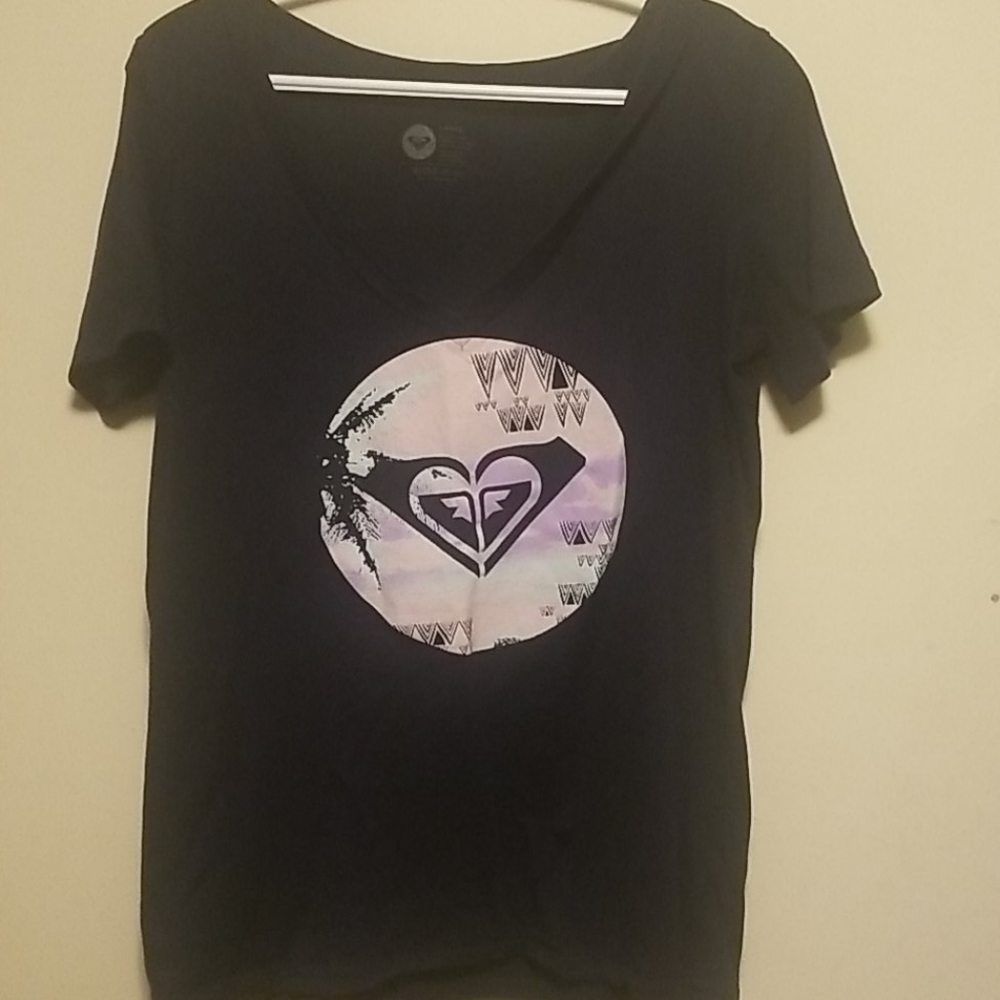 2/20 Roxy Short sleeve v neck graphic shirt
